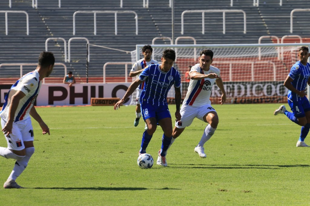 Godoy Cruz sigue puntero