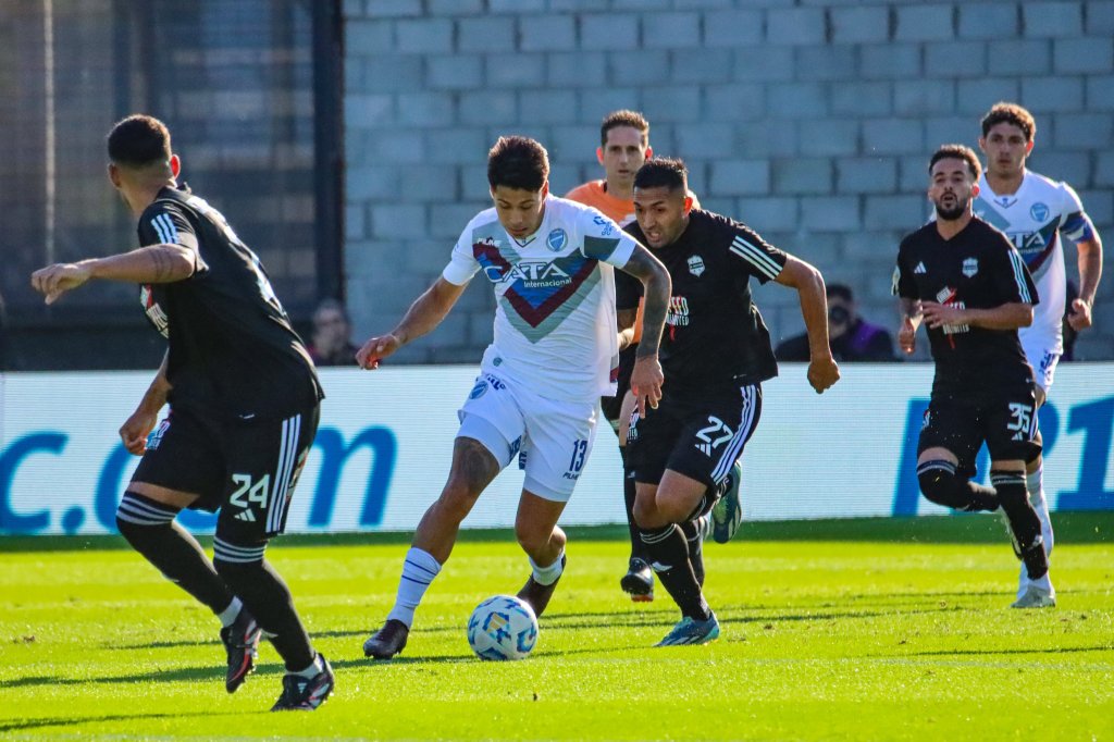 Godoy Cruz fue goleado por Riestra y quedó eliminado del Torneo Apertura