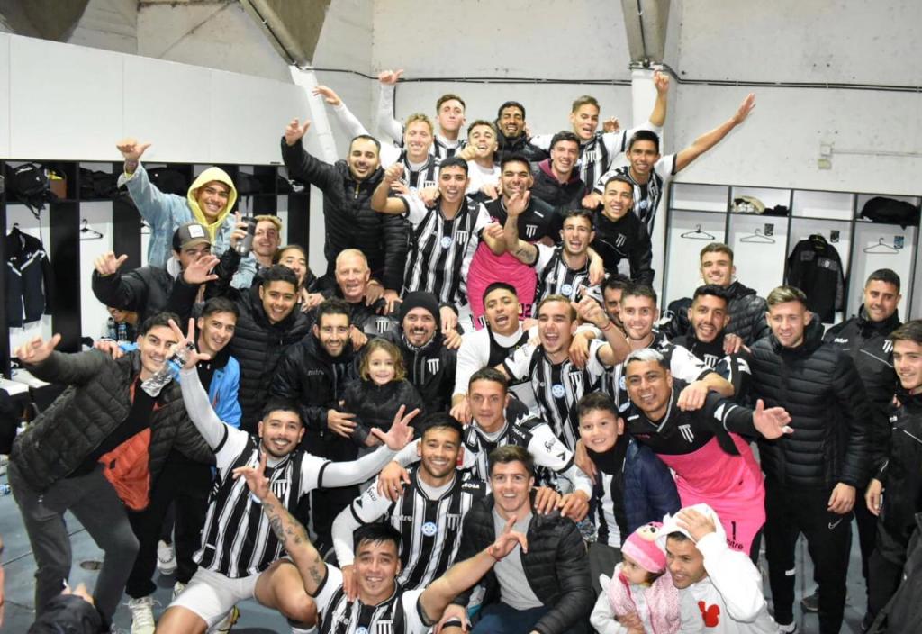 Gimnasia consiguió una importante victoria en el clásico y se acercó a los puestos altos