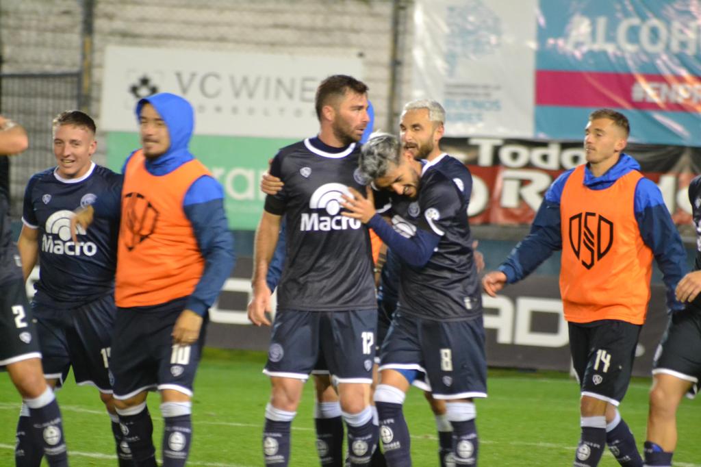 Independiente Rivadavia volvió a la cima