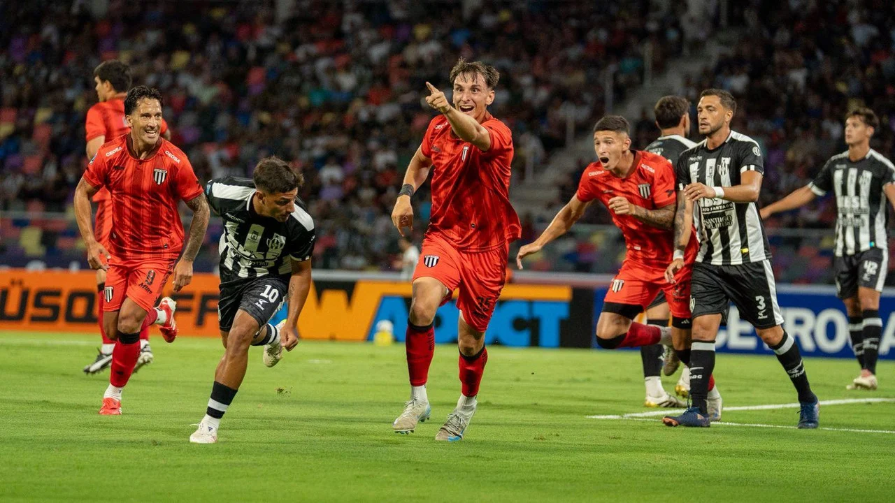 Gimnasia volvió a Primera con un triunfo histórico en Santiago del Estero